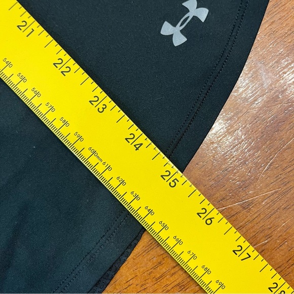 Under Armour Women’s tank top black athletic no size tag measures like medium - Picture 2 of 8